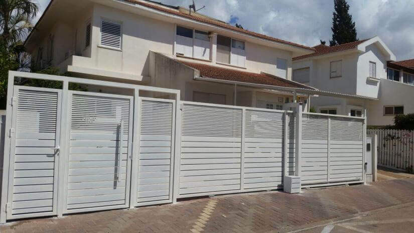 שער כניסה ידני ושער חניה חשמלי